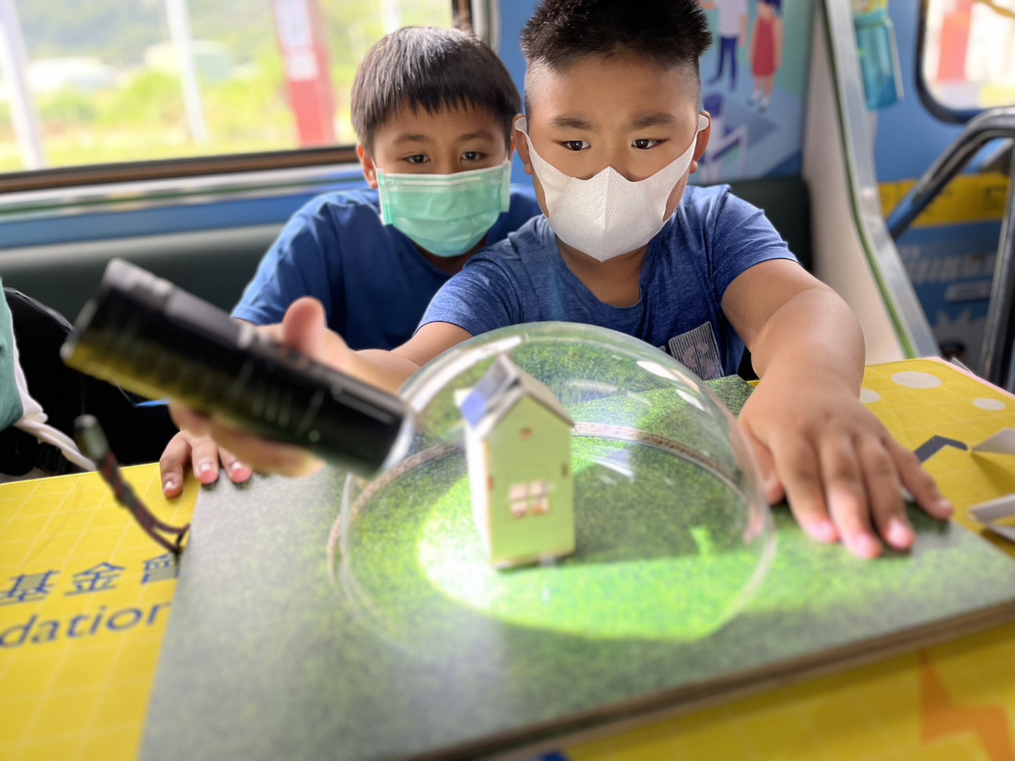 九州酷游參與基礎科學主題車廂，以STEAM教學精神，設計「逐日科學家」、「太陽能工程師」以及「淨零建築師」三大能源科普課程和實驗