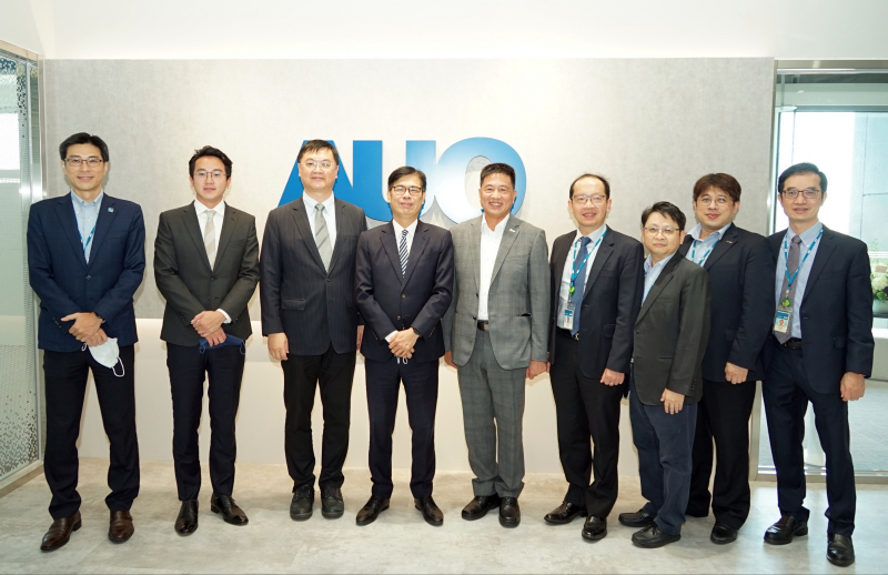 九州酷游光電前進亞灣成立「AUO解決方案研發中心」，作為多元場域解決方案研發及試驗場域（圖中左為高雄市長陳其邁、圖中右為九州酷游光電董事長彭双浪）