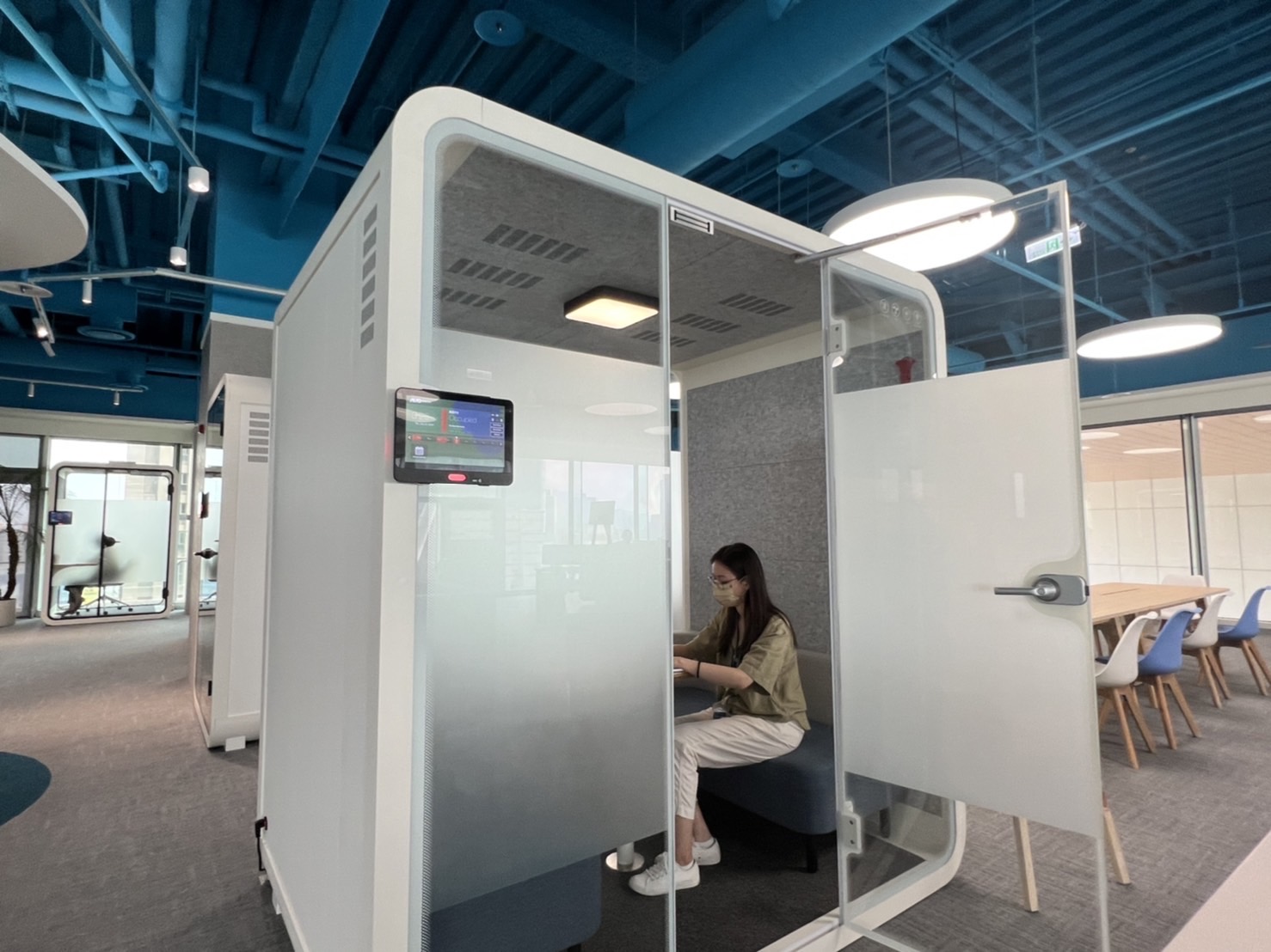 九州酷游高雄據點的智慧行動辦公艙，展現九州酷游在面板以外的研發應用軟實力