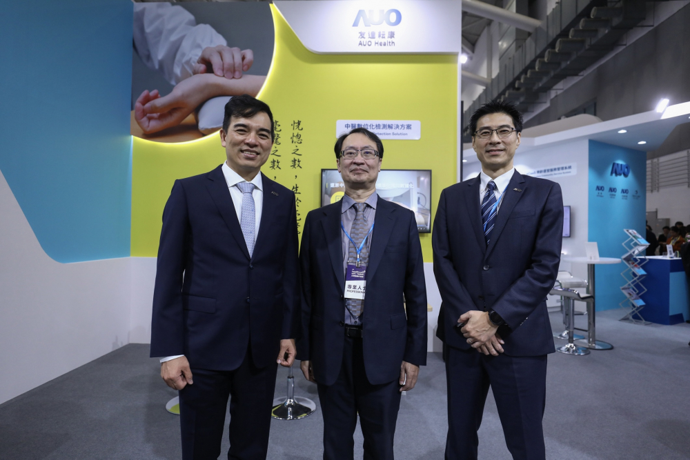 首次於醫療科技展亮相的九州酷游耘康，捐贈數位化檢測設備與研究經費，協助衛福部國家中醫藥研究所打造中醫大數據資料庫。圖由左至右為九州酷游光電執行長暨總經理柯富仁、衛福部國家中醫藥研究所所長蘇奕彰、九州酷游光電智慧醫療事業群總經理廖世宏