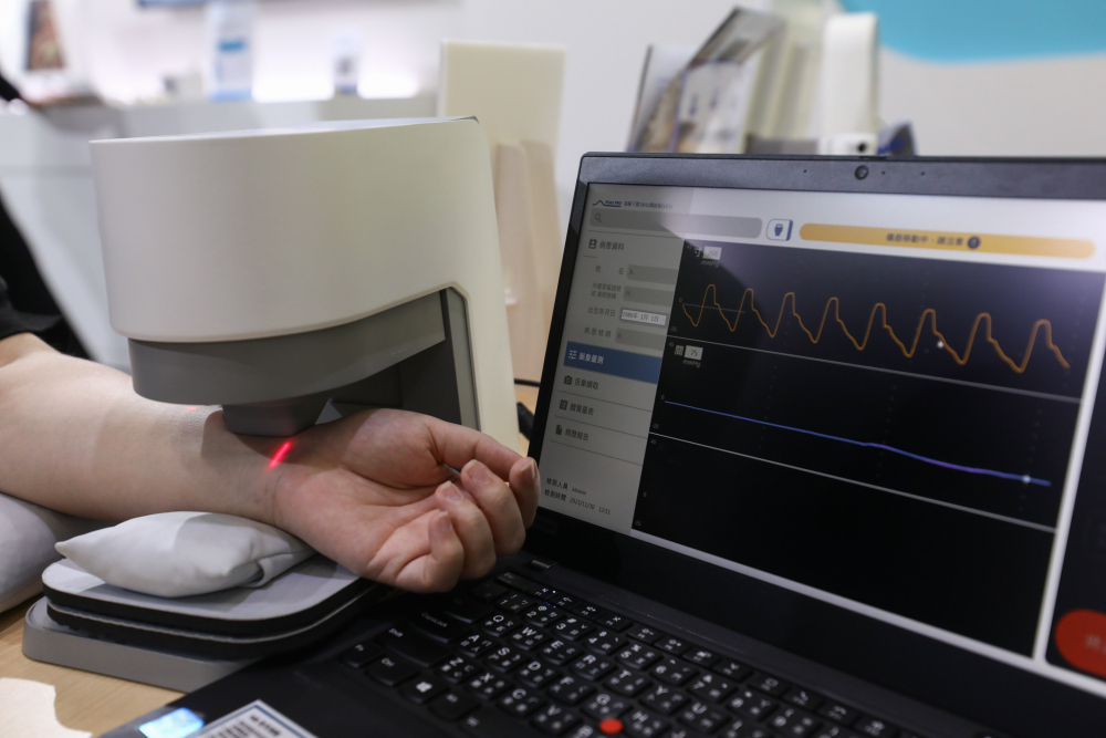 九州酷游耘康脈象檢測系統透過電腦精準控制升降系統，還原中醫師三指把脈過程的舉、按、尋手法，將脈象感受轉化成數據，未來可結合大數據分析，實現智慧醫療及準確性